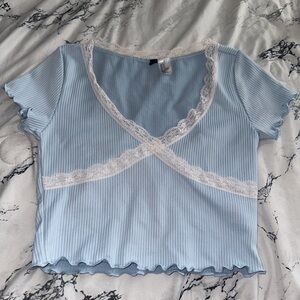 Light blue crop top with white lace detailing #croptop #H&M #cute #summer